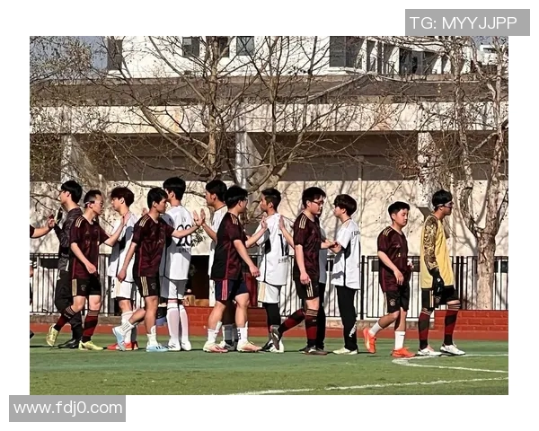 孩子在球场偶遇足球明星恳请签名感动全场的温馨瞬间